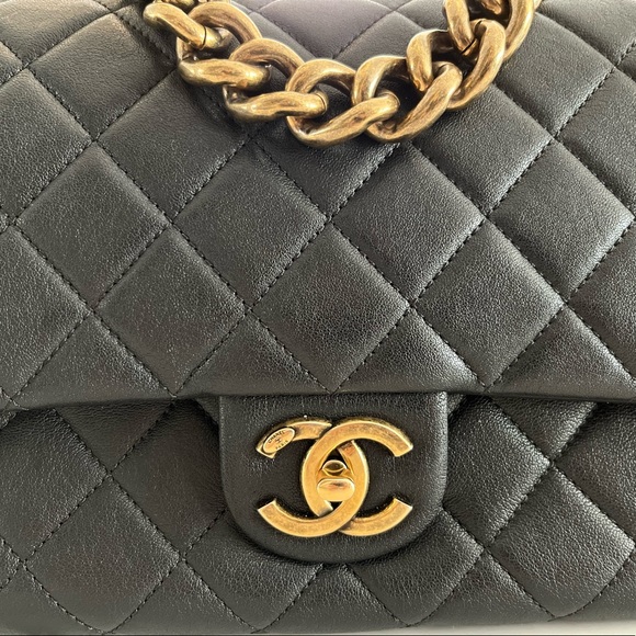 Chanel Large Caviar Flap Bag with Antique Gold Hardware - Picture 3 of 16